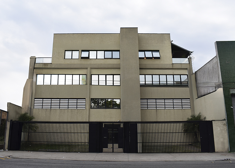 Funcionários da BrasBol trabalhando no escritório