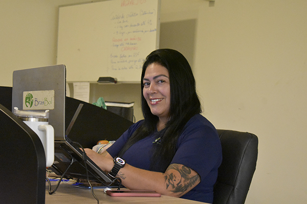 Funcionários da BrasBol trabalhando no escritório