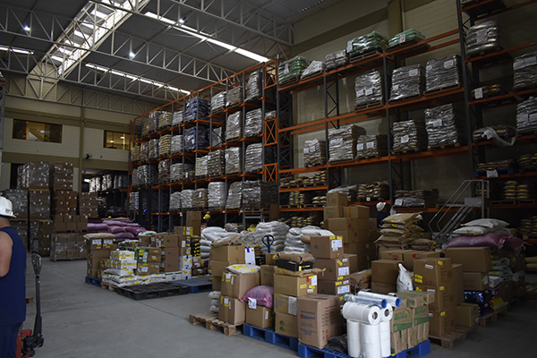 Funcionários da BrasBol trabalhando no escritório