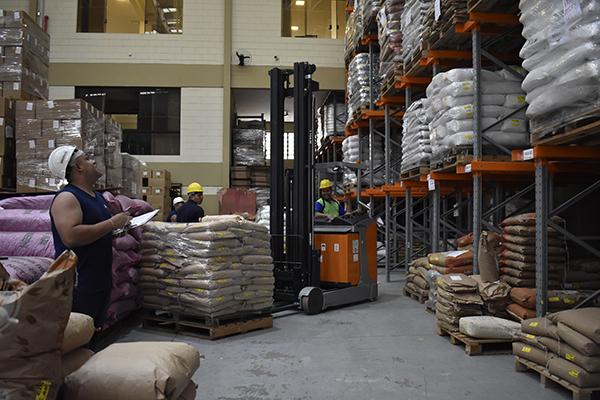 Funcionários da BrasBol trabalhando no escritório