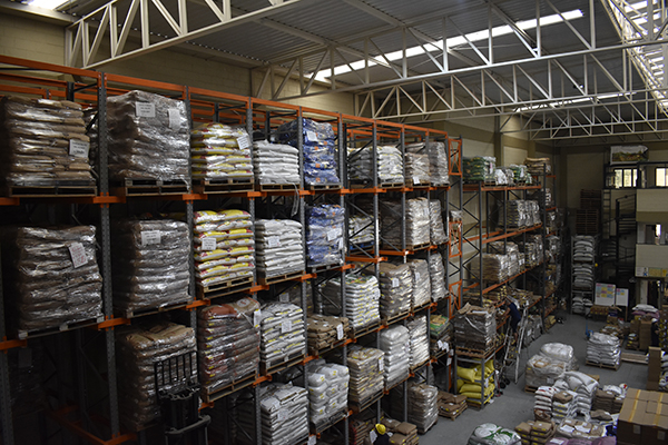 Funcionários da BrasBol trabalhando no escritório