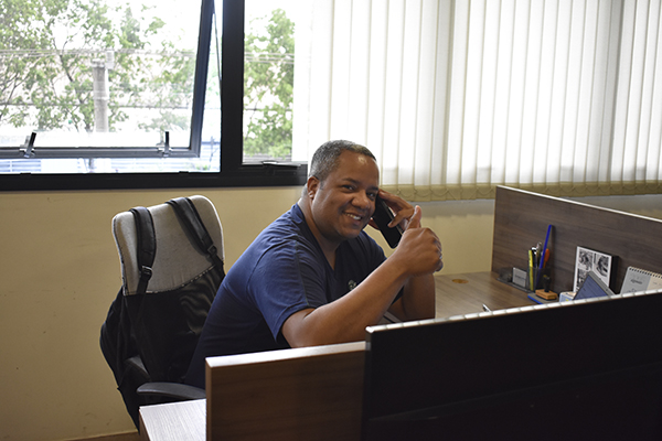 Funcionários da BrasBol trabalhando no escritório