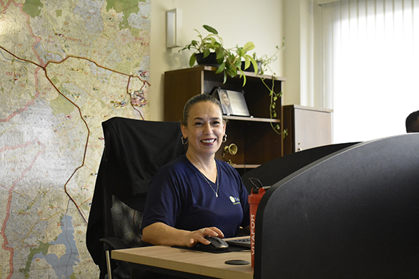 Funcionários da BrasBol trabalhando no escritório