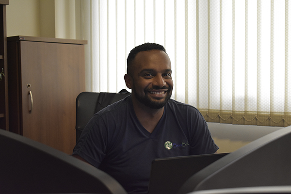 Funcionários da BrasBol trabalhando no escritório